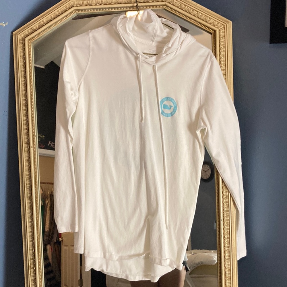 White long sleeve hooded vineyard vines tee